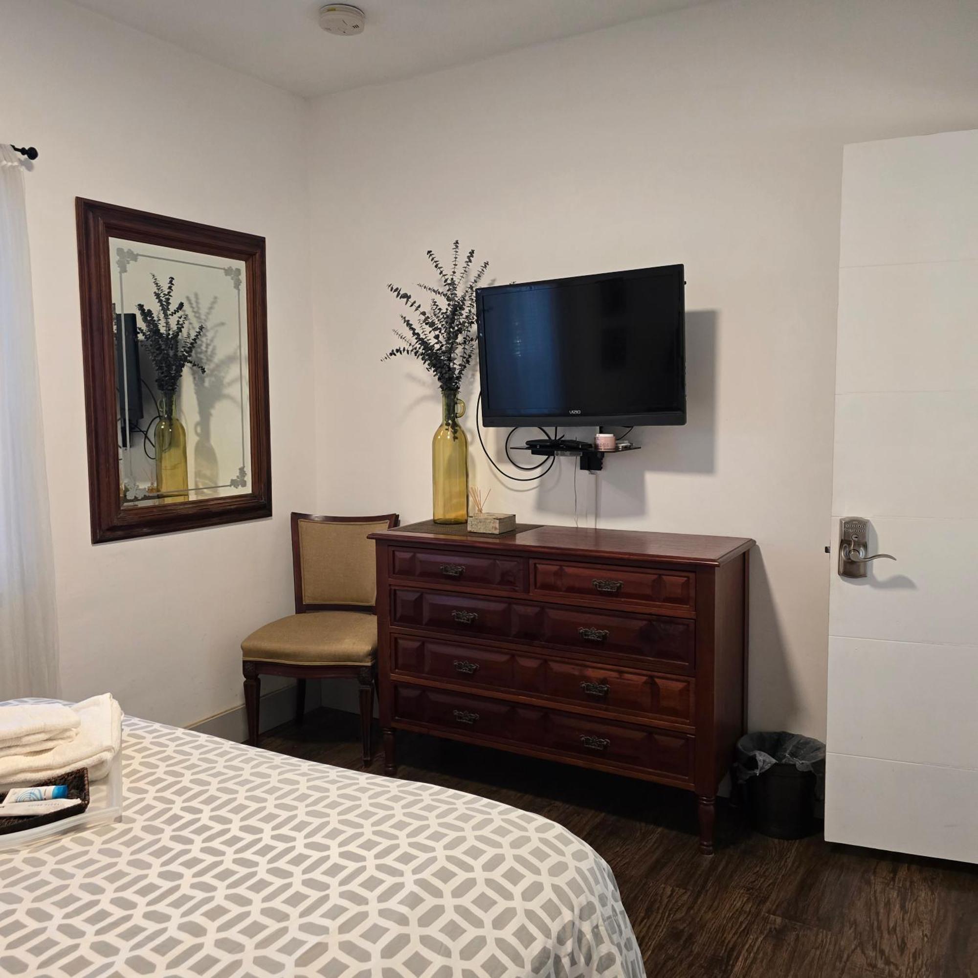 Suite Life At Chez Mercedes Miami Bagian luar foto