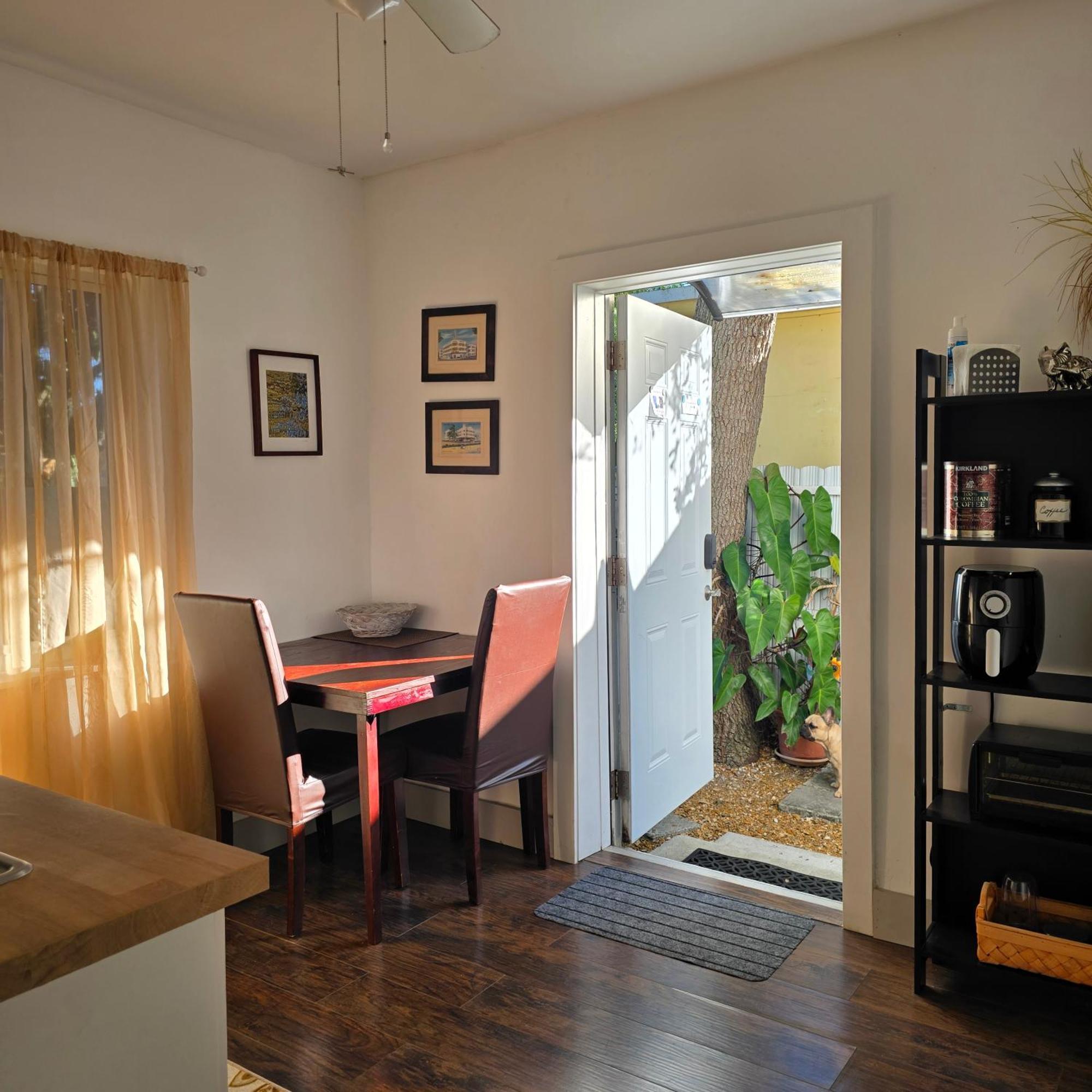 Suite Life At Chez Mercedes Miami Bagian luar foto